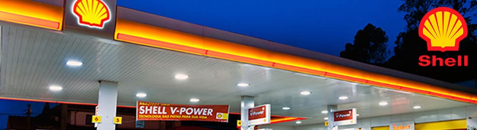 Posto bandeira Shell à noite