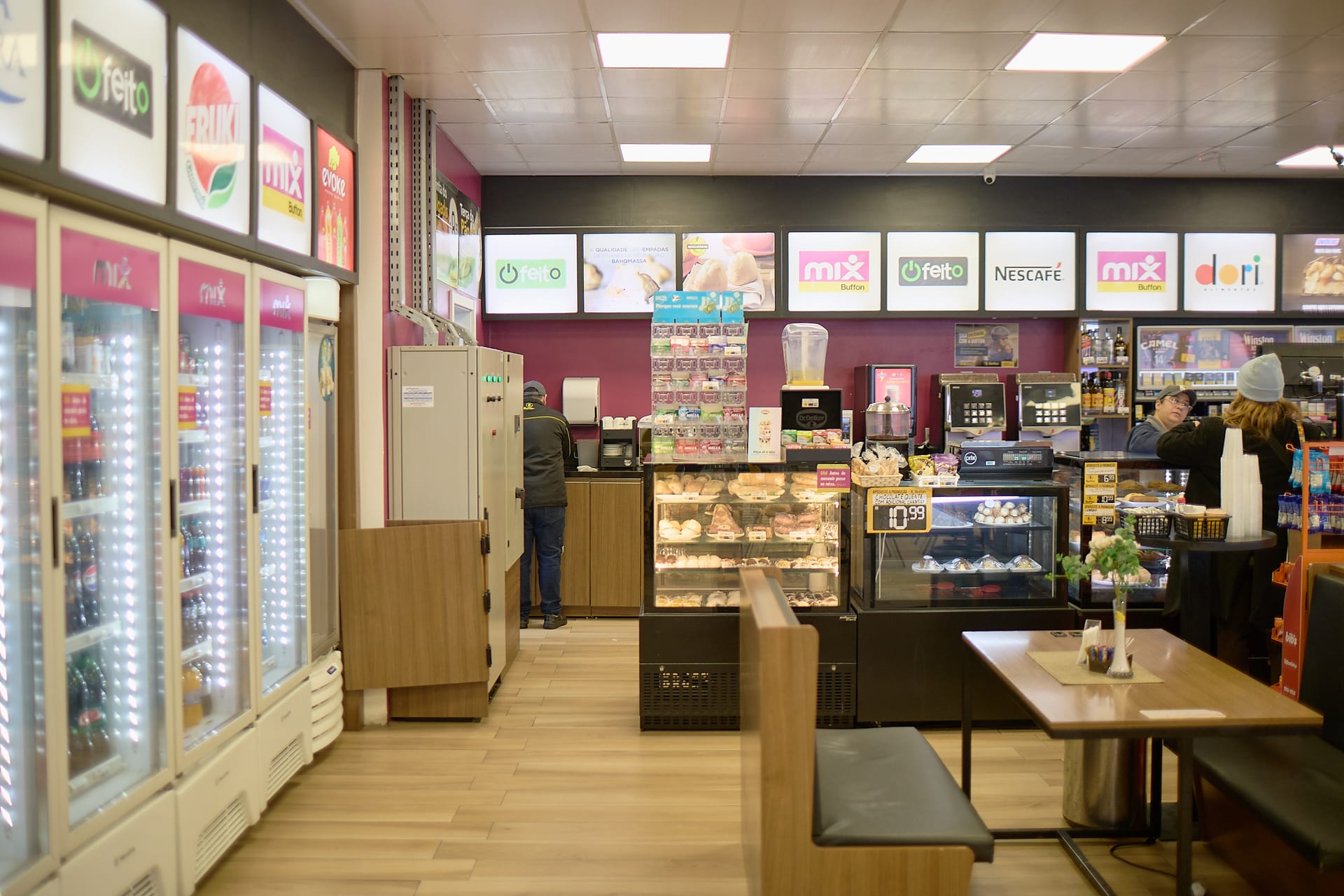 Interior da loja de conveniência B MIX