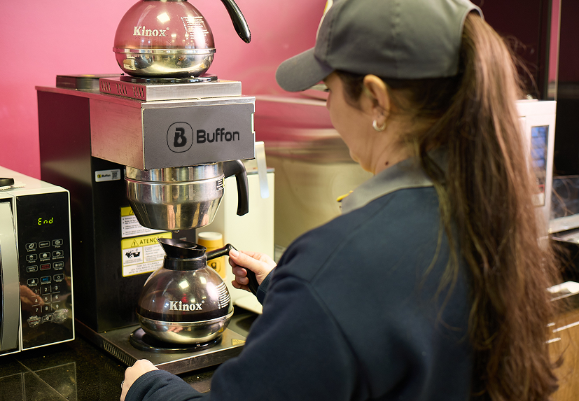 Preparo de café fresco na conveniência Buffon